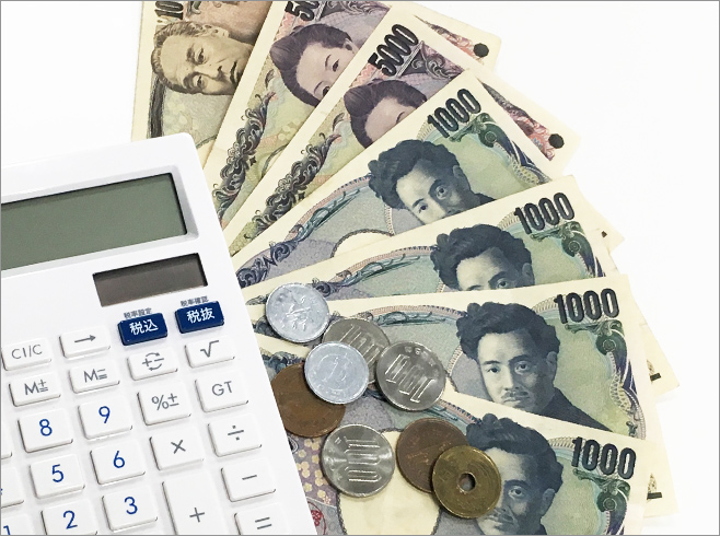 現金と計算機による敷金・礼金・更新料のイメージ